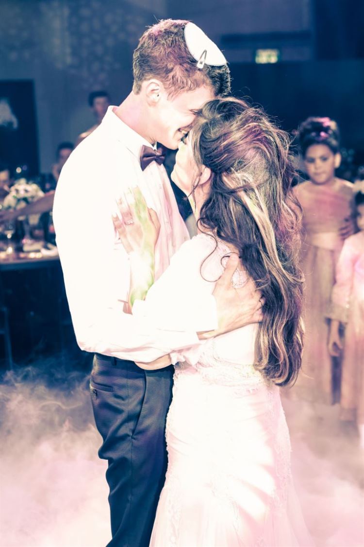 מי היה מאמין? עזרה לבחור מתלבט, והפכה לאשתו 17