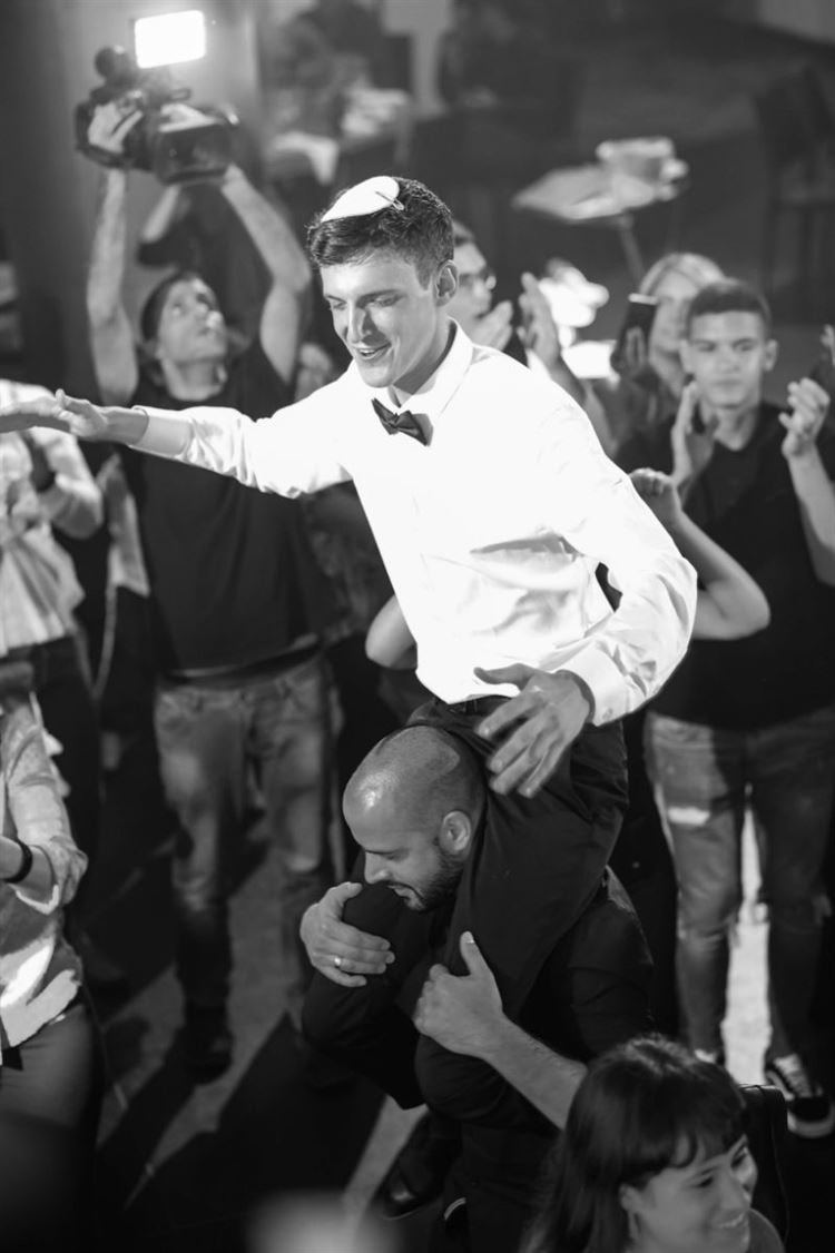 מי היה מאמין? עזרה לבחור מתלבט, והפכה לאשתו 20