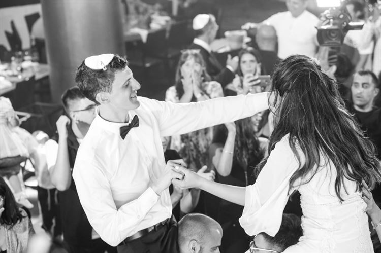 מי היה מאמין? עזרה לבחור מתלבט, והפכה לאשתו 21