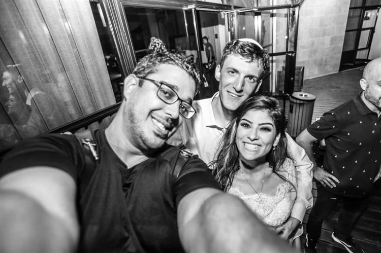 מי היה מאמין? עזרה לבחור מתלבט, והפכה לאשתו 22