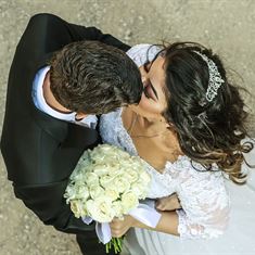 מי היה מאמין? עזרה לבחור מתלבט, והפכה לאשתו