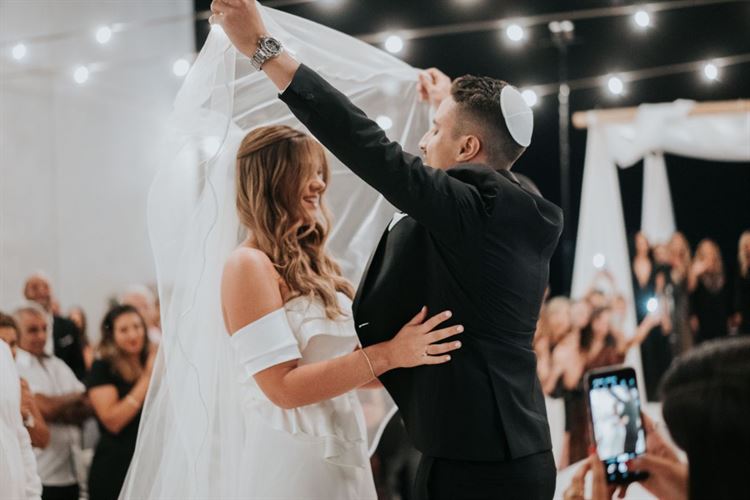 "עד בוקר החתונה שלנו לא ידענו אם היא תתקיים" 15