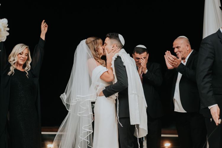 "עד בוקר החתונה שלנו לא ידענו אם היא תתקיים" 17