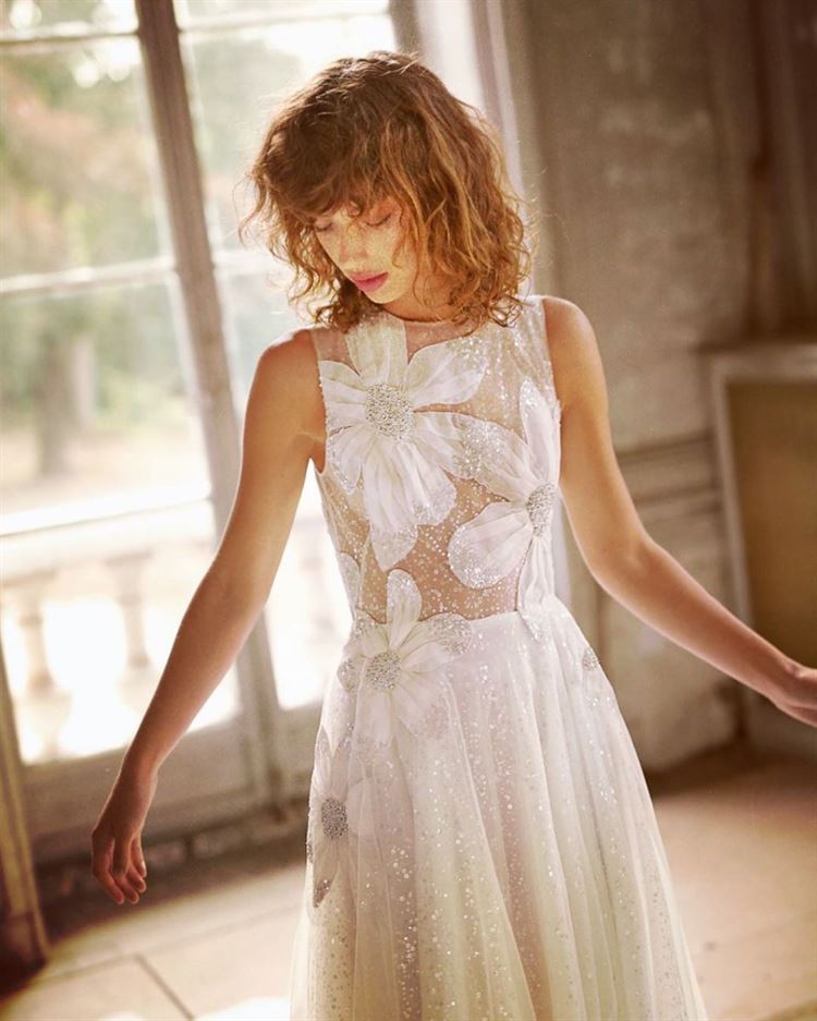 Its back: שמלות כלה חשופות גב 6