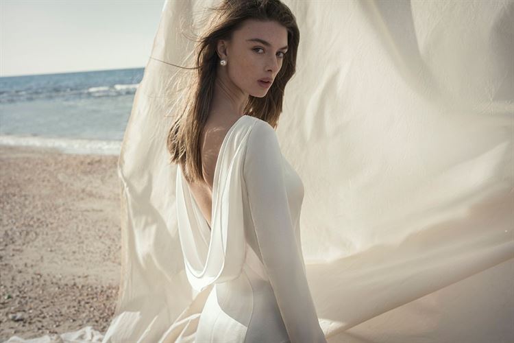 Its back: שמלות כלה חשופות גב 7