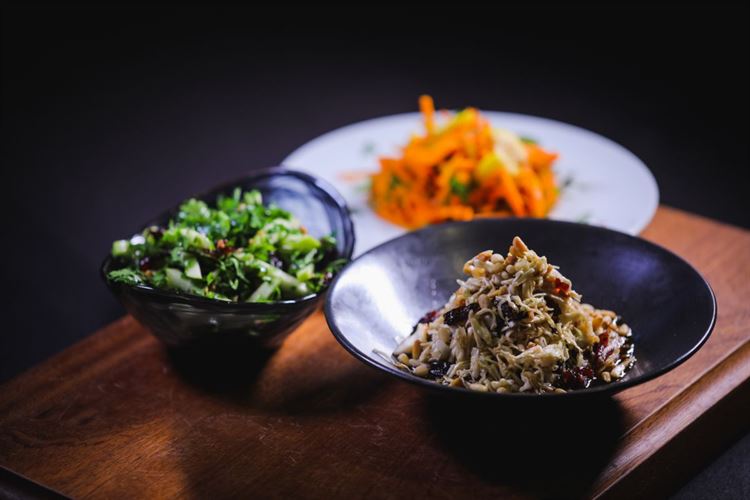 גם הסלטים ב'מפלים' מושקעים! (צילום: וואלה! מזל טוב)