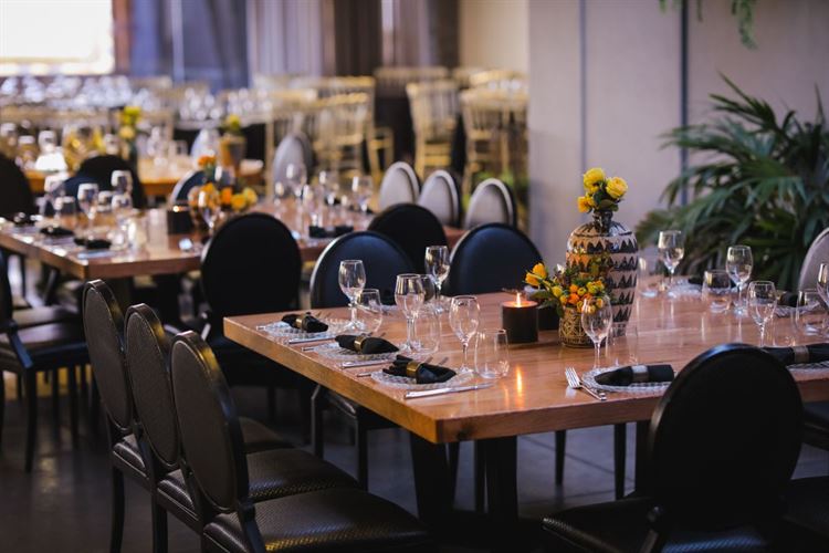 שולחנות בוצ'ר חשופים מקנים אווירה טבעית ואורבנית (צילום: וואלה! מזל טוב)