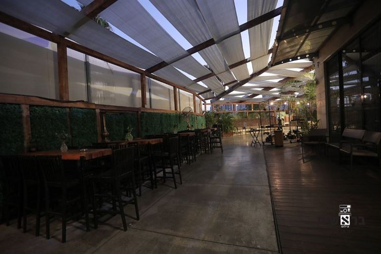 החצר החיצונית מעוצבת באופן מודרני, עם שילוב מעניין של עץ וברזל (צילום: בראשית)