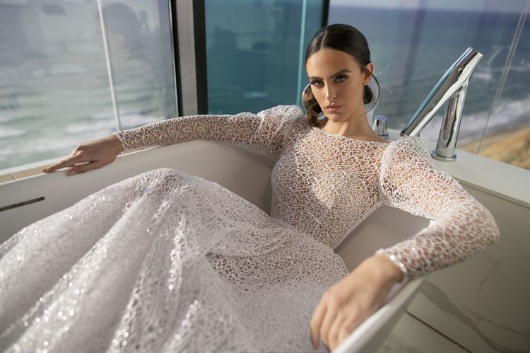 המעצבת שהתחילה בגיל 13, מציגה קולקציית כלות מפוארת 12