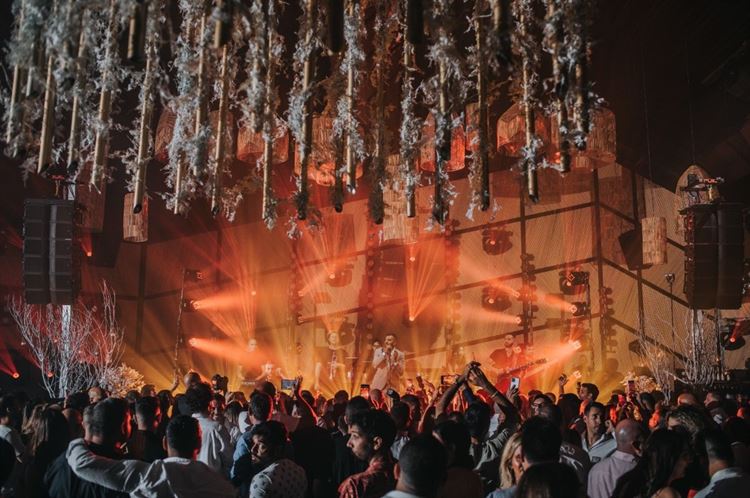 אלמנטים מיוחדים שמשתלשלים מהתקרה (צילום: עידן חסון)