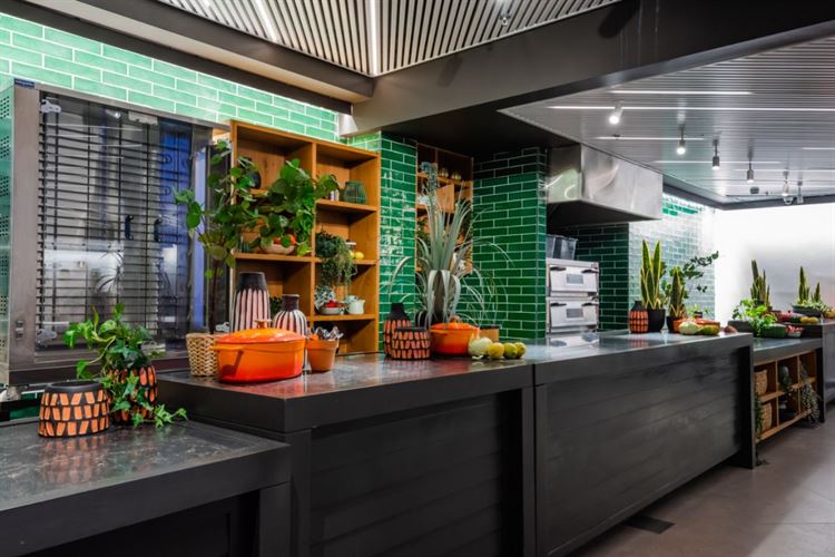 המטבח בפתוח של 'יורדי הסירה' (צילום: יחצ)