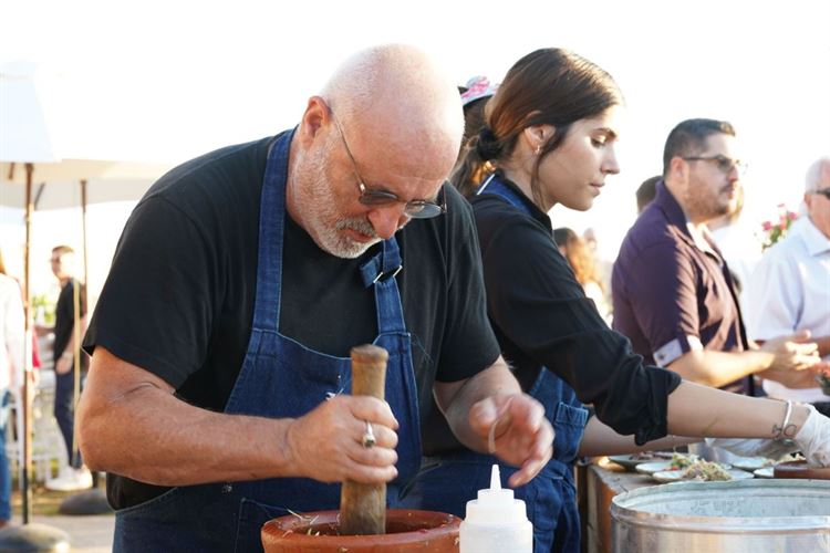 ועל התפריט? קומורובסקי בכבודו ובעצמו (צילום: תמיר ברגיג)