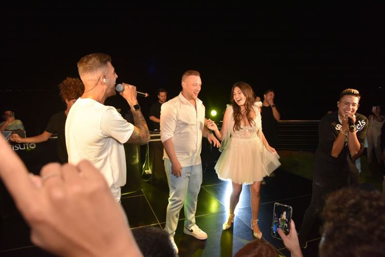 לוק שני מושלם בעיצובה של דרור, שמתאים בול לרגע שבו סטטיק ובן אל מגיעים להרים (צילום: תמיר ברגיג)