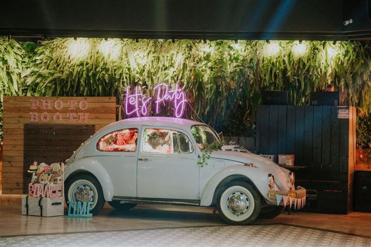 שיק השיק, רכב וינטג' באמצע החתונה (צילום: עידן חסון)