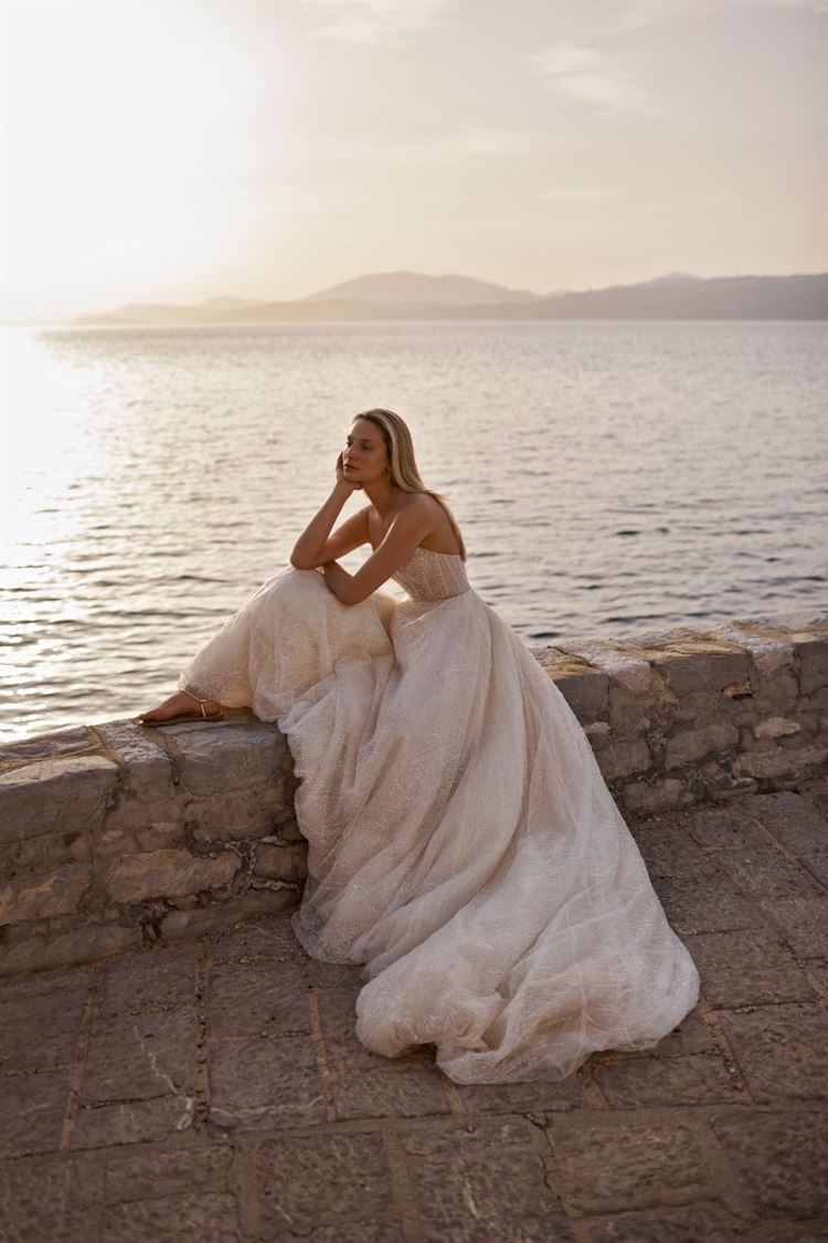 לראות כדי להאמין: קולקציית הכלות ההורסת שעוצבה בהשראת המים 8