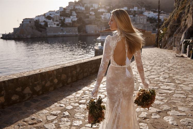 לראות כדי להאמין: קולקציית הכלות ההורסת שעוצבה בהשראת המים 11