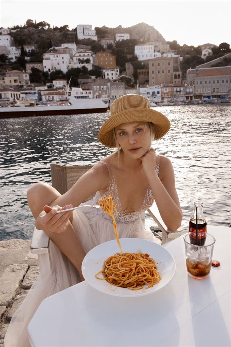 לראות כדי להאמין: קולקציית הכלות ההורסת שעוצבה בהשראת המים 13