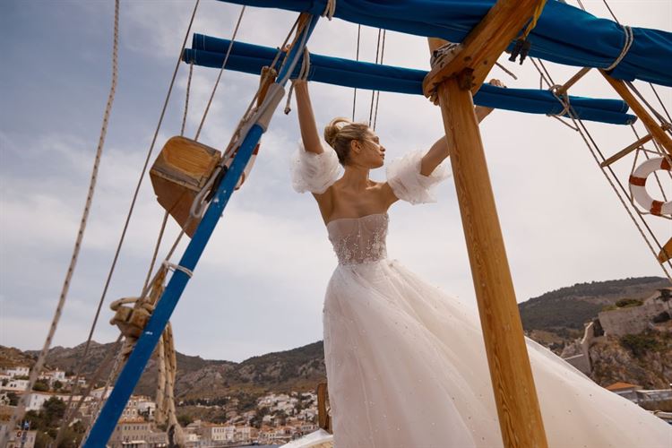 לראות כדי להאמין: קולקציית הכלות ההורסת שעוצבה בהשראת המים 14