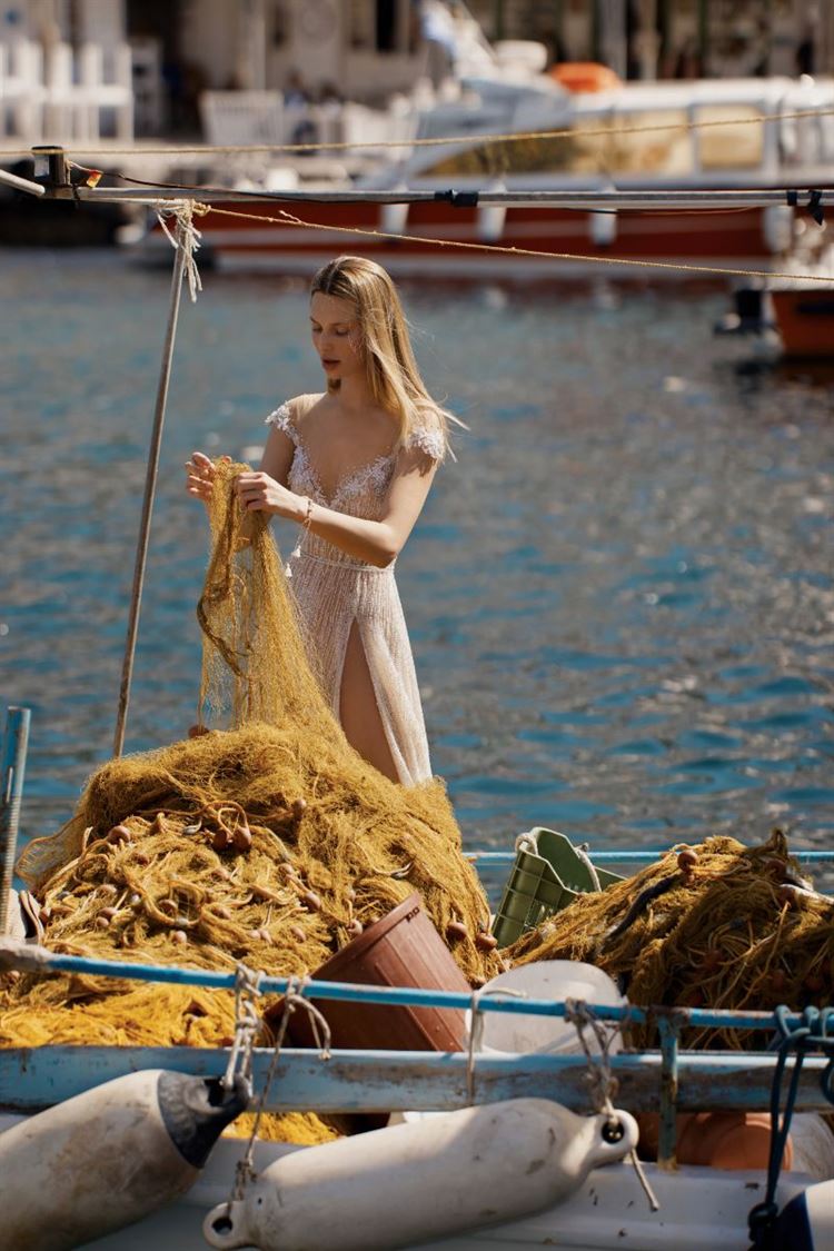 לראות כדי להאמין: קולקציית הכלות ההורסת שעוצבה בהשראת המים 16