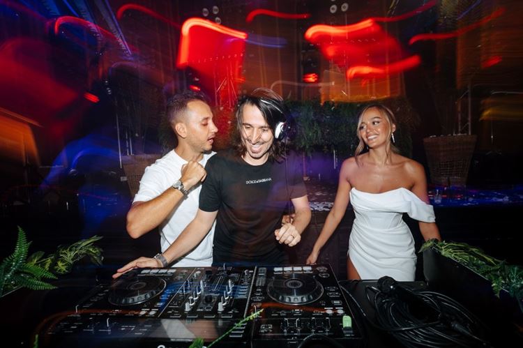 נראתה כמו נסיכה בחתונה - וגם ביום ההולדת שלמוחרת 14