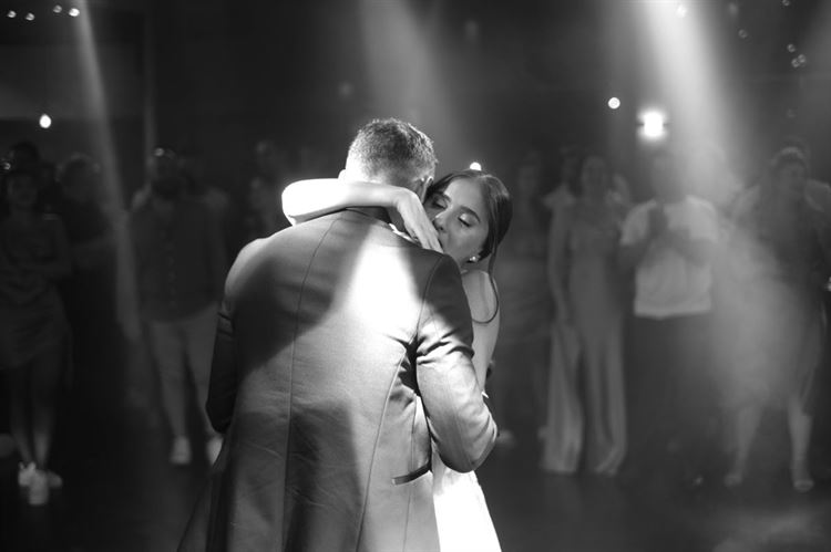 הזוג המאוהב על הרחבה (צילום: יוסי פנסו)