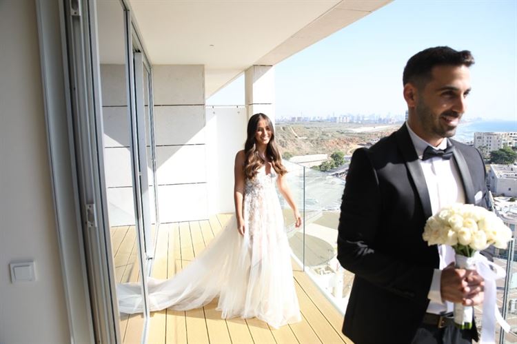 יובל מפתיעה בשמלה של ליז מרטינז (צילום: יוסי פנסו)