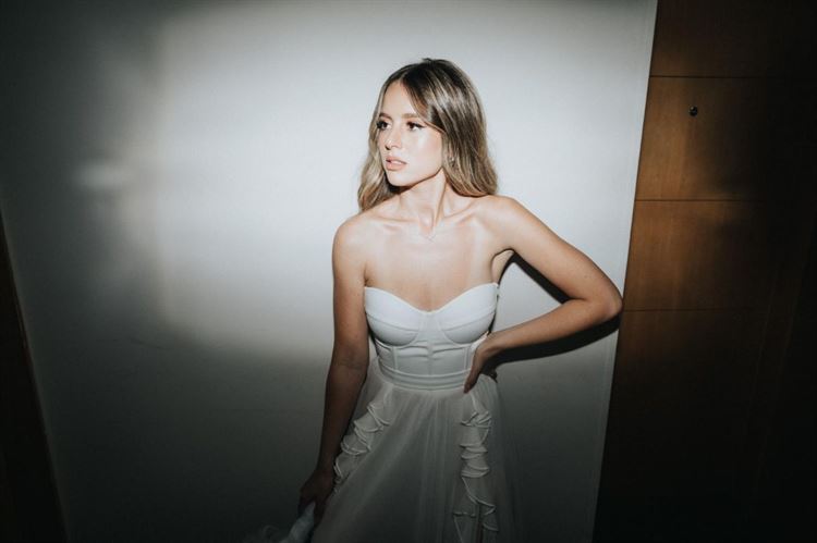 בשמלה של סבטלנה, דנה (צילום: מתן נעים)