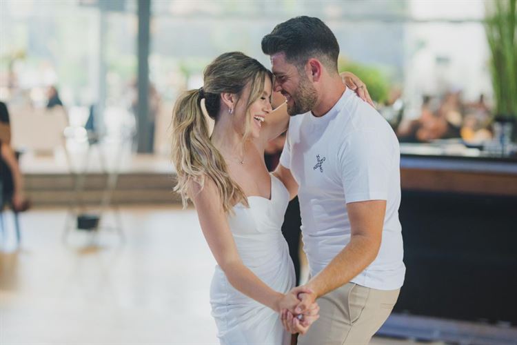 דנה בשמלת סטרפלס, מחוך ושסע עמוק (צילום: מתן נעים)