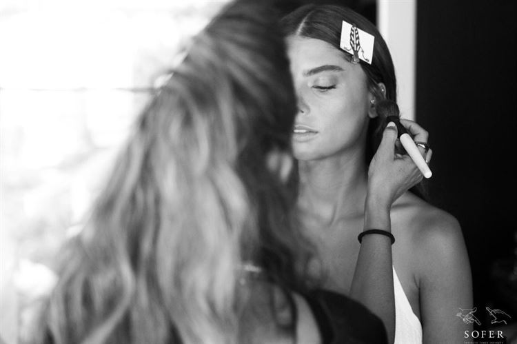 ספיר מתוכוננת ליום הקסום שלה (צילום: יניב סופר)