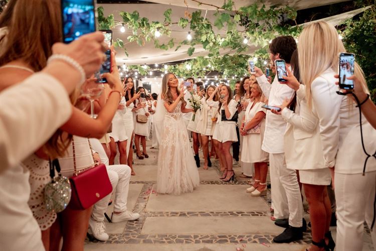 אבודים בדובאי: הצצה לחתונה המהממת של אנה וג'והן 11