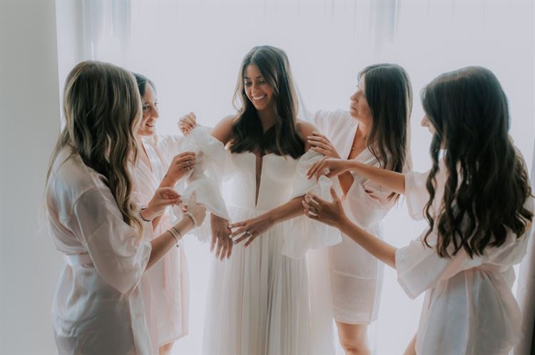 אדר בשמלה של מעצבת שמלות הכלה לי גרבנאו (צילום: אלון גרובר)