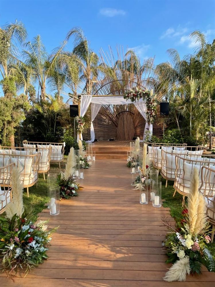 עוד רגע הזוג יהיה מתחת לחופה הזו (צילום: אלון גרובר)