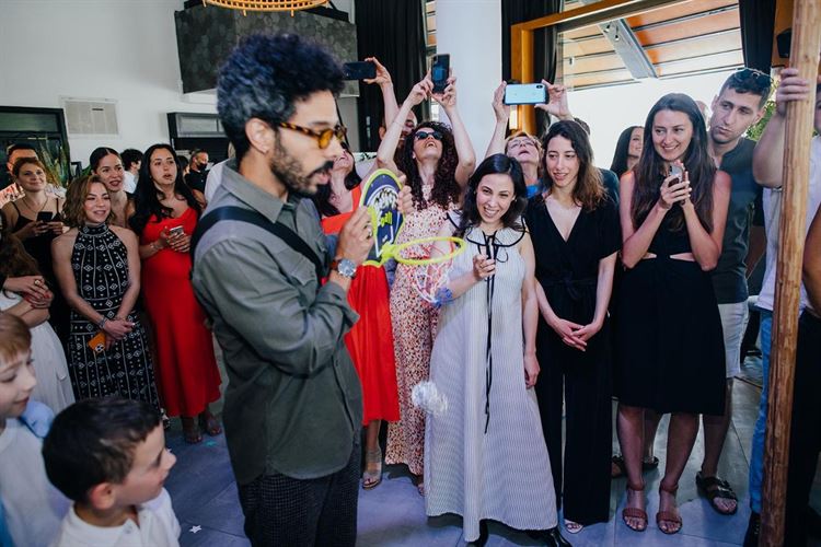 ניר (הכדורסלן) שובר את הכוס (צילום: שי שחר)