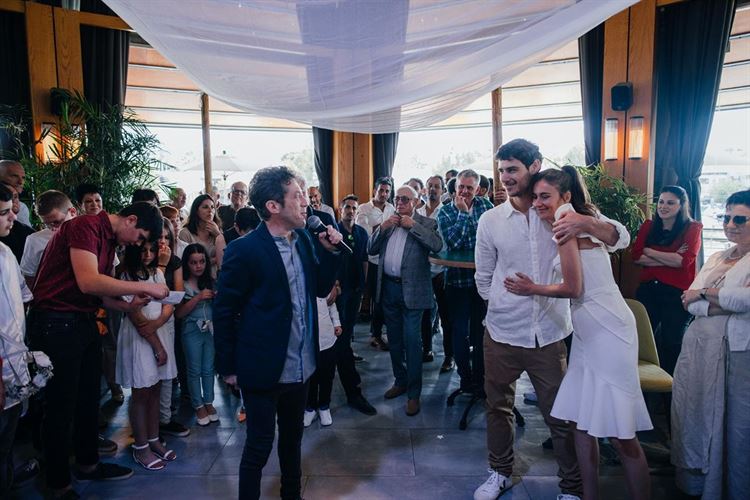 עידן אלתרמן מחתן את הזוג היפה (צילום: שי שחר)