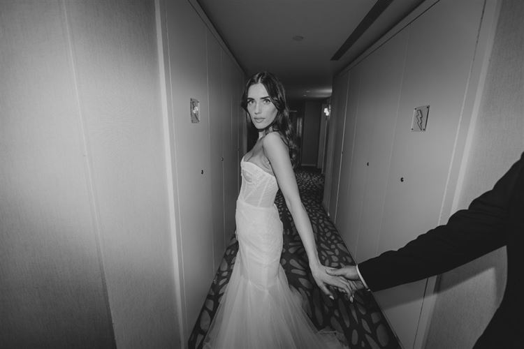 כמו סצנה מאגדה: הכלה שכבשה אותנו ממבט ראשון 12