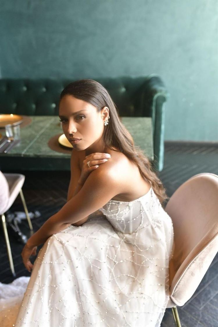 נוי אלבז מהממת בשמלת כלה (צילום: ג'ירף הפקות)