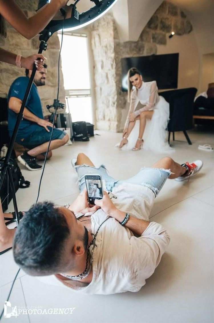 המחזיק בשרביט: יום בחייו של כוכב הביוטי הישראלי 13