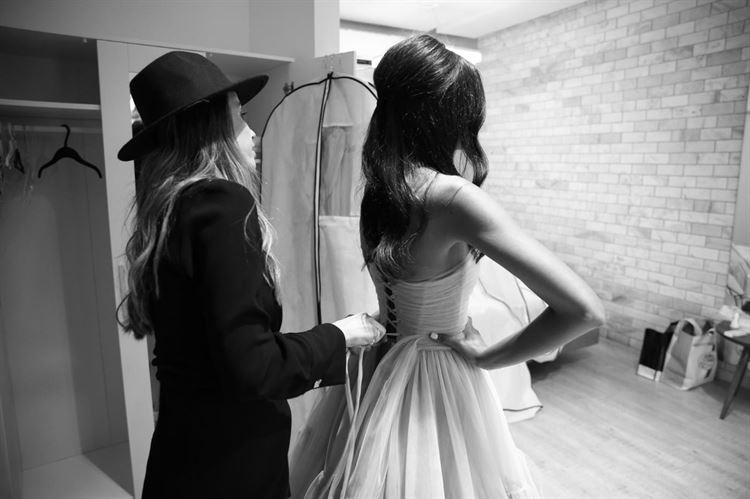 מתמסרת ליום החתונה המרגש (צילום: גל הפקות)