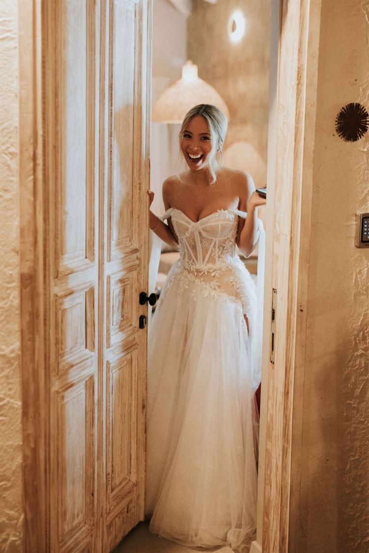 דנה בשמלה של סטודיו מדינה (צילום: פיפל פוטוגרפי)