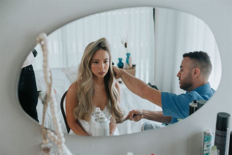 מתארגנת ליום המרגש שלה (צילום: פיפל פוטוגרפי)