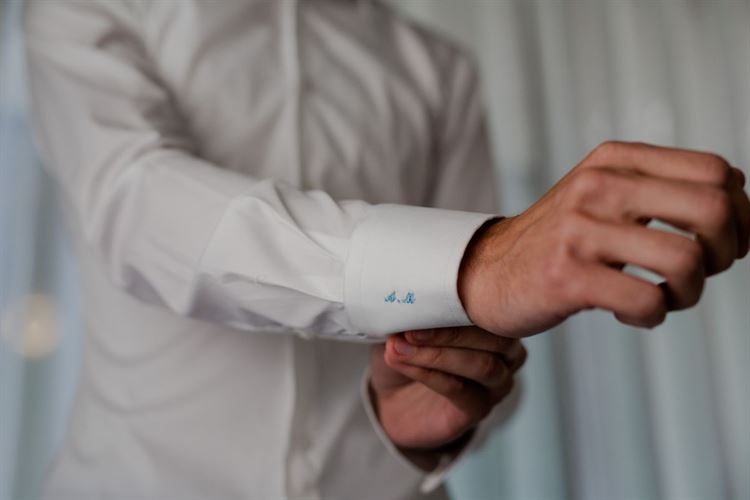 אריה מולדבסקי עולה על חליפה (צילום: פיפל פוטוגרפי)