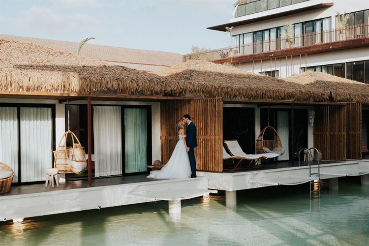 הזוג מצטלם במתחם קאי (מילים: פיפל פוטוגרפי)