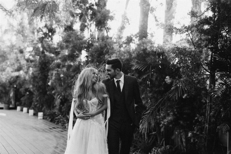 הזוג בסשן צילומים לפני החתונה (מילים: פיפל פוטוגרפי)