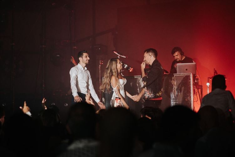 הזוג על הבמה עם עברי לידר (צילום: פיפל פוטוגרפי)