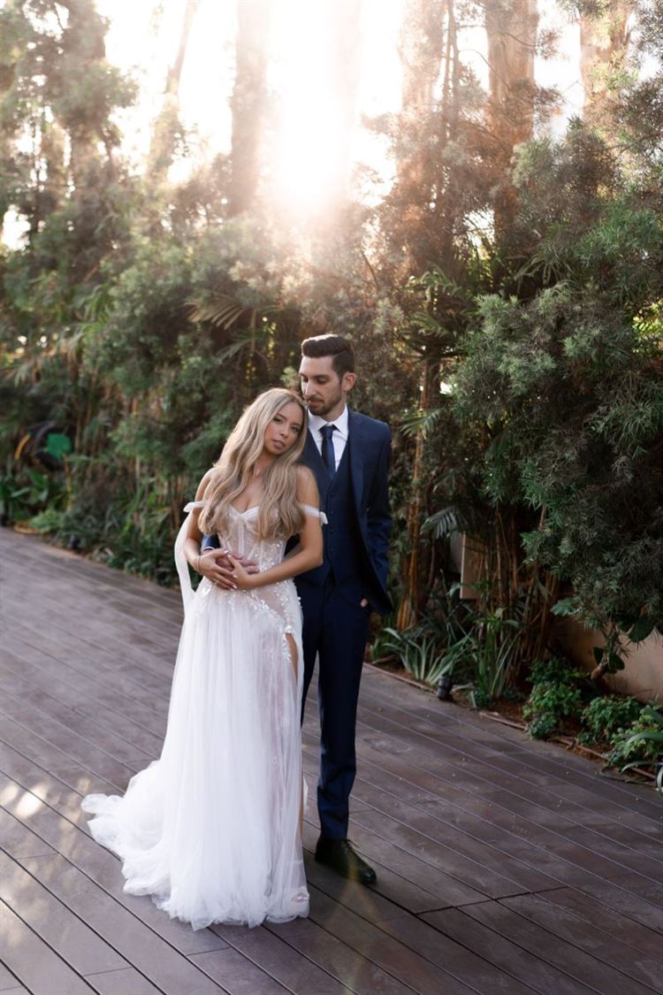 מתמסרים ליום הגדול שלהם, החתונה של אריה ודנה (מילים: פיפל פוטוגרפי)