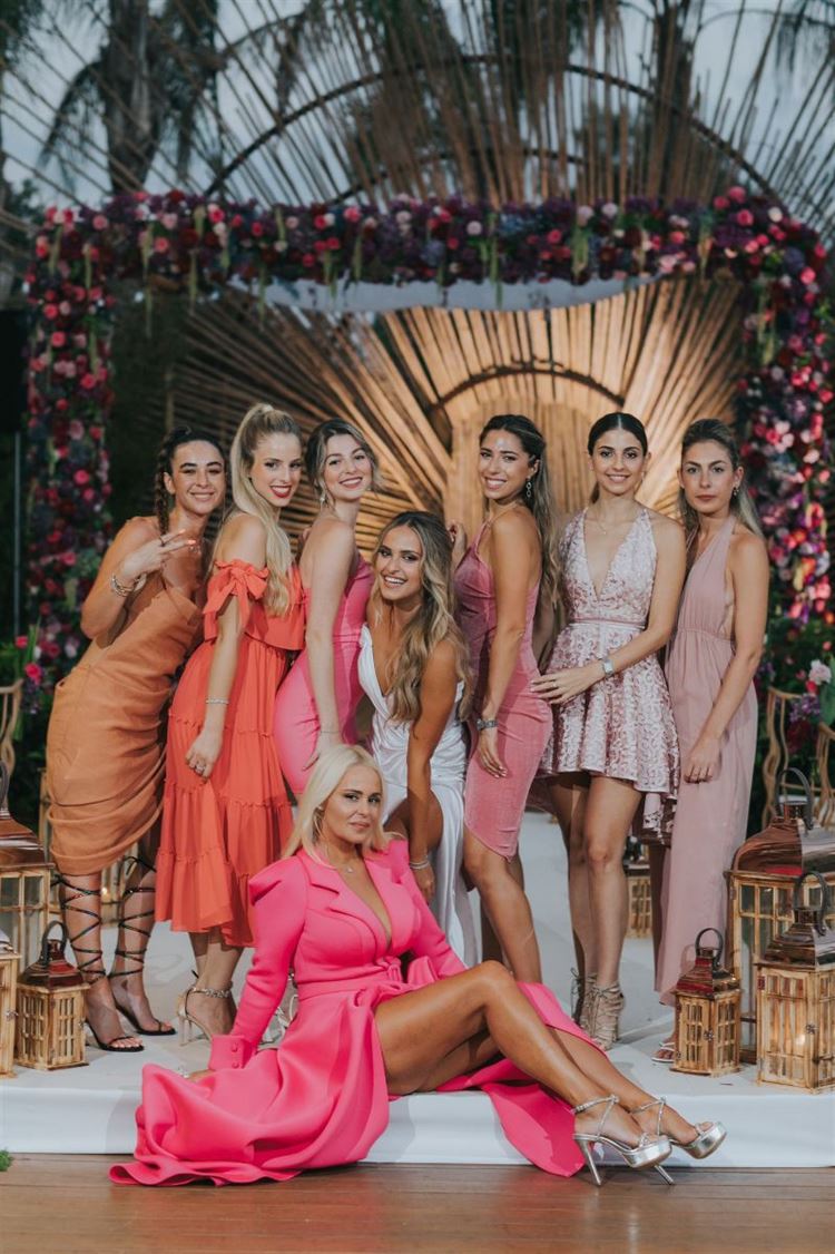 שירה מוקפת בחברות ואהבה (צילום: עידן חסון)