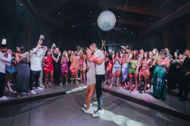 שירה בשמלה קלילה על רחבת הריקודים של ריזורט קאי (צילום: עידן חסון)