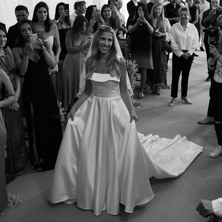  צועדת לחופה בשמלה של דרור קונטנטו (צילום: רון קדמי)