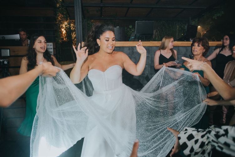 כל פרח במקום: כך נראית חתונה של ארכיטקטית 38