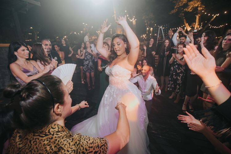 כל פרח במקום: כך נראית חתונה של ארכיטקטית 40